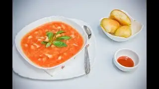 Томатный суп с сельдереем и курицей.