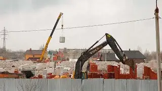 Работа крана на строительной площадке / Crane operation on a construction site