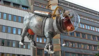 Скульптура Корова в скафандре. Стокгольм, Швеция.