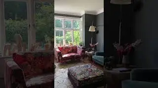 This English home is defined by relaxed maximalism – and we're loving it! 😍✨ 
