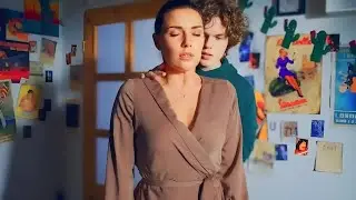 شاب 19 سنة يلبي رغبات مدرسته المتزوجة 40 سنة بعد واجبه المنزلي، وتقع في حبه وتخون زوجها