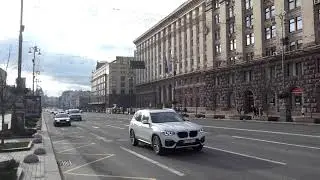 Движение транспорта на главной улице столицы Украины города Киева. Крещатик, в районе мерии.