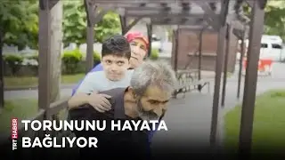 Dede, torununu her gün sırtında taşıyor