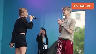 Бутылку кинули в топовых звезд на концерте для армии школьников