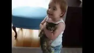 Küçük Çocuğun Kedi Sevgisi