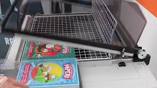 Упаковка книг с помощью  Minipack-Torre Replay 55 EVO