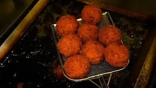 【TOKYO】Japanese minced meat cutlet that sell 5,000 a day