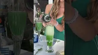 Grinch Cocktail 💚 Christmas Drinks #shorts