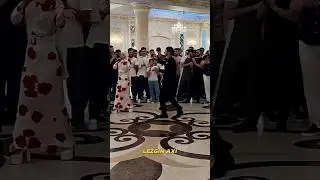 ПАРЕНЬ ТАНЦУЕТ С ПЕВИЦЕЙ🔥 