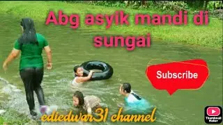 Abg asyik mandi di sungai