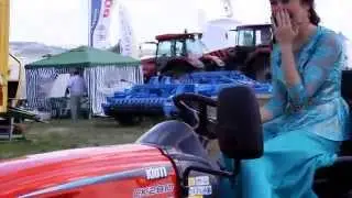 Девушка за рулем минитрактора СК2810 HST
