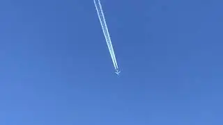 (British Airways) Boeing 787-8 Dreamliner cruising overhead with contrails at 43,000 ft