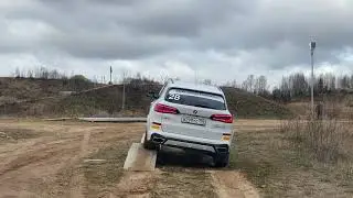 Тест на геометрическую проходимость BMW X5 G05. Школа вождения BMW (BMW Drive Experience)