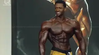 RAYMONT EDMONDS POSING AT THE 202O MENS PHYSIQUE FINALS