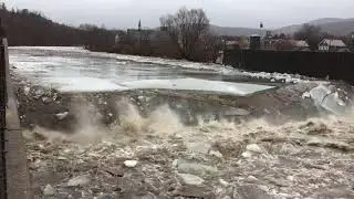 Ice jam breaking up  - 981701