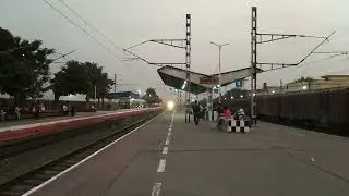 गर्दा उड़ाते हुए स्टेशन पार करके निकल गई राजधानी एक्सप्रेस || #indianrailways