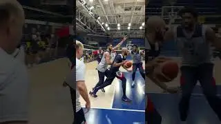 LeBron with a crazy pass to Curry in Team USA practice