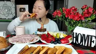МУКБАНГ Хрустящие ТРЕУГОЛЬНИКИ! Мясо КОПЧЁНОЕ, Яблоки, КЛУБНИКА, Бананы, Груши, Виноград, АПЕЛЬСИНЫ!