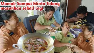 mamak minta tolong di masakin lagi || pertama kali mamak makan ikan masak asam pedas