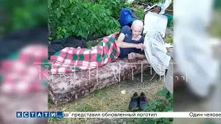 Бомжи самовольно заселились в палисадник жителей и угрожают владельцам