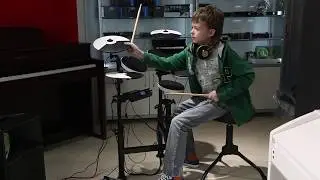 Юный музыкант импровизирует на электронной ударной установке Roland TD-4KP