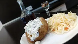 Печёный картофель с селедочным соусом