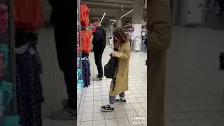 парень прицепил колонку девушке к рюкзаку и громко включил музыку пранк 