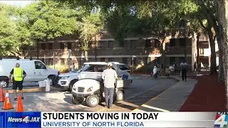 Students moving in at UNF