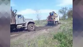 Краз лаптёжник выручает товарища))) Краз лаптёжник вывозка леса. Бездорожье, вывозка леса