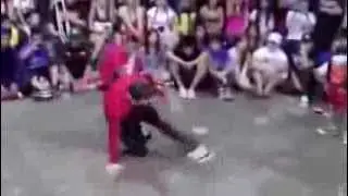 Пацан уделывает брейкденсера (Kid VS Adult Breakdance duel)