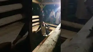 Священник окунается в купель на Крещение