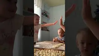 Мини шеф-повар  готовит ньокки