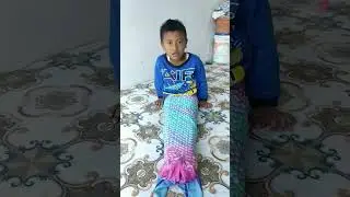 Bocah Laki-Laki Nekat Pake Baju Putri Duyung