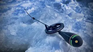 ЗИМНЯЯ РЫБАЛКА! ЛОВЛЯ ПЛОТВЫ СО ЛЬДА НА СВАЛЕ. РЫБАЛКА НА БЕЗМОТЫЛКУ.