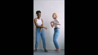Красивые девушки в джинсах танцуют