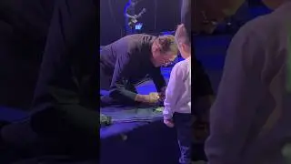 Григорий Лепс раздаёт автографы прямо во время концерта 