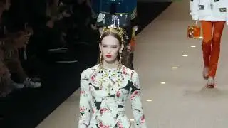 Dolce & Gabbana used drones to carry handbags down the runway