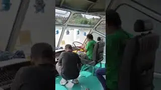 Nyupir Kapal Ferry Sambil karokean