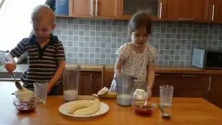 CHEBURASHKI ДВОЙНЯШКИ Готовят молочный коктейль/ Milk shake