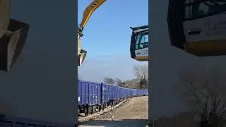 Liebherr material handler unloading train #shorts