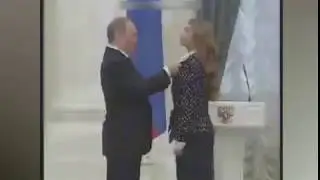 Путин награждает Кабаеву орденом