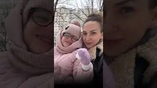 Вики на прогулке👩‍👧