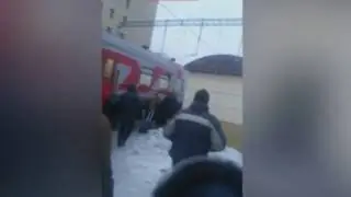 Алексея Навального закидали яйцами на вокзале в Уфе