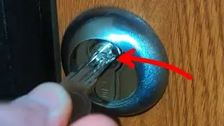 The key is poorly inserted into the lock - The key is not inserted into the door