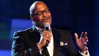 BISHOP MARVIN L WINANS COLLAPSED WHILE PREACHING IN SANCTUARY