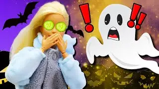 ¡Un fantasma asusta a Barbie durante su fiesta de Halloween! Vídeos para niñas.