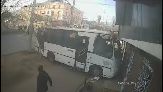 Автобус въехал в магазин