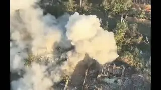 🔥Наш боец закинул взрывное устройство на основе противотанковой мины в домик с хохлами.