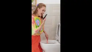 Elle a fait tomber le téléphone dans les toilettes... et l'a récupéré ! 