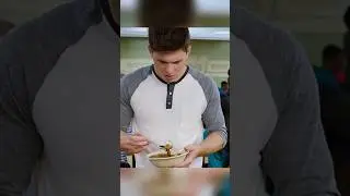 Парнишка нашёл глаз в школьной столовой